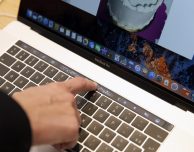 Vietato utilizzare la Touch Bar dei MacBook Pro agli esami negli USA!